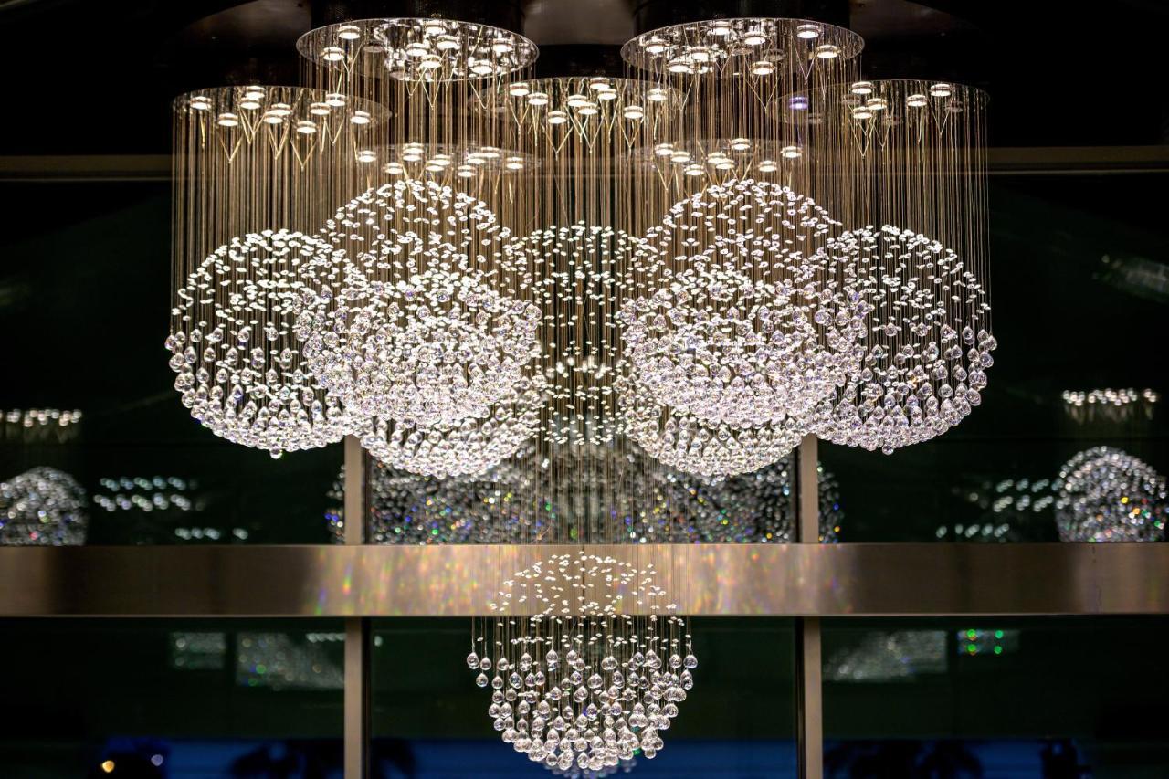 ホテル ラス アレナス バルネアリオ リゾート バレンシア エクステリア 写真 The chandelier at the entrance of the hotel